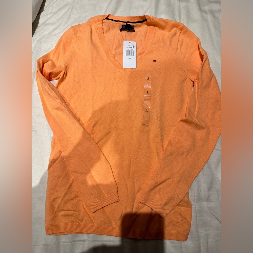 ☀️TOMMY HILFIGER • Women’s vneck top - Picture 1 of 5